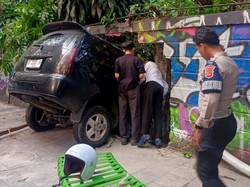 Tembok Bandung Zoo Jebol Ditabrak Mobil