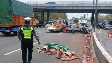 Pikap Muat Saus Terguling Lalu Tabrak Innova di Tol Porong-Sidoarjo