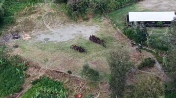 Terpantau Drone, OPM di Intan Jaya Bawa Senpi saat Upacara