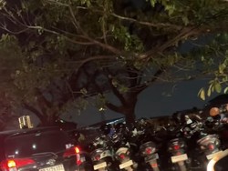 Trotoar-Median Jalan Depan Mal Pipo Makassar Jadi Lokasi Parkir
