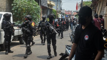 Kampung Narkoba di Jakbar Digerebek, Sabu hingga Busur Panah Disita