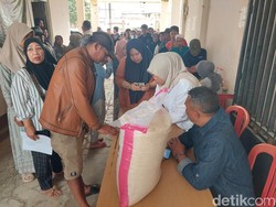 Saat Penyintas Longsor Cisarua Antre Bantuan Beras demi Menyambung Hidup