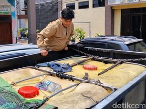 Polisi Amankan 2 Mobil Pikap Bawa 3 Ton BBM di Lampung