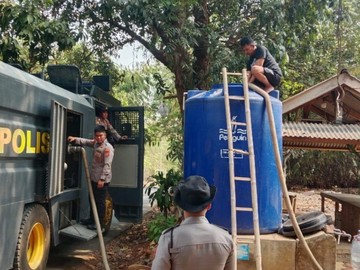 Wujudkan Polisi Bersama Masyarakat, Air Bersih Dikirim ke Warga yang Kekeringan