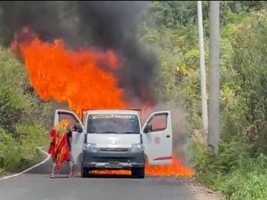 Pikap Bawa Traktor-Elpiji 3 Kg Terbakar di Rongkong Lutra