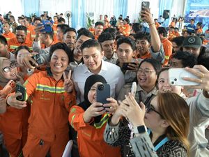Momen Seskab Teddy Hampir Ketinggalan Rombongan Prabowo di Halmahera Tengah