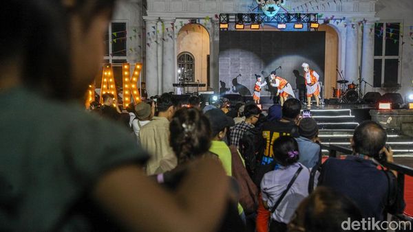 Tanpa Kata, Seniman Pantomim Pukau Pengunjung JakMime Fest 2026 di Kota Tua