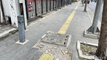 Pembatas Trotoar Hilang, Pemotor Bebas Naik Pedestrian Surabaya