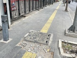 Pembatas Trotoar Hilang, Pemotor Bebas Naik Pedestrian Surabaya