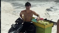 Pebalap MotoGP Tony Arbolino Cosplay Jadi Penjual Jagung Bakar di Lombok