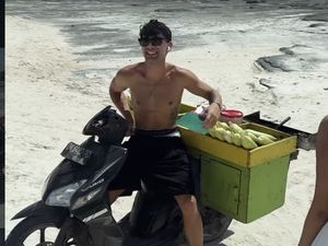 Pebalap MotoGP Tony Arbolino Cosplay Jadi Penjual Jagung Bakar di Lombok