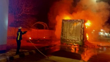 Truk Boks Muat 20 Ton Wortel Ludes Terbakar di Tol Jombang
