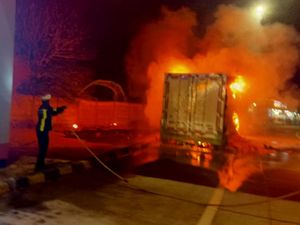 Truk Boks Muat 20 Ton Wortel Ludes Terbakar di Tol Jombang