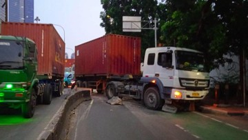 Truk Kontainer Tabrak Separator di Jakbar, Lalin Arah Tomang Padat