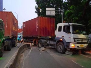 Truk Kontainer Tabrak Separator di Jakbar, Lalin Arah Tomang Padat