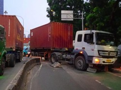Truk Kontainer Tabrak Separator di Jakbar, Lalin Arah Tomang Padat