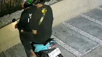 2 Maling Laptop di Lapangan Padel Coach Justin Terekam CCTV, Ini Tampangnya