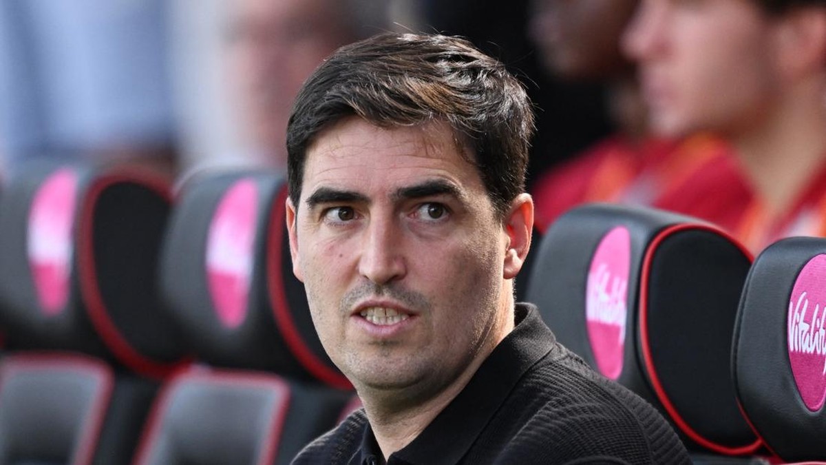 Manajer Liverpool Andoni Iraola meminta publik bersabar soal kasus Manchester City. (REUTERS/Dylan Martinez)