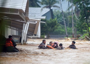 Hujan Deras Picu Banjir di Padang, Warga Dievakuasi