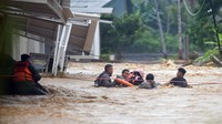 Penampakan Banjir Terjang Kota Padang, Sejumlah Warga Terjebak