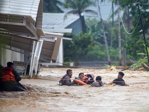 Penampakan Banjir Terjang Kota Padang, Sejumlah Warga Terjebak