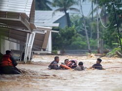 Video: Parahnya Banjir di Kota Padang, Sejumlah Warga Terjebak