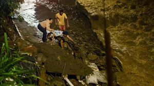 Banjir Terjang Medellin, Warga Berjuang Selamatkan Barang dari Lumpur