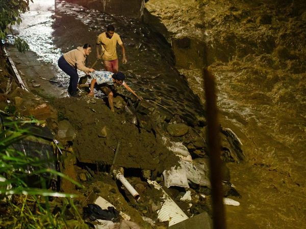 Banjir Terjang Medellin, Warga Berjuang Selamatkan Barang dari Lumpur
