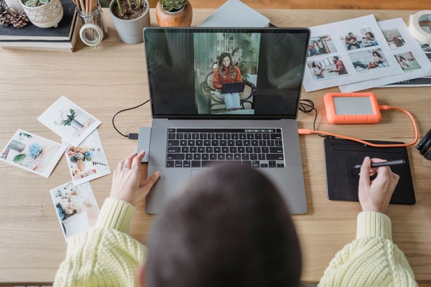 Cara mendapatkan penghasilan tambahan untuk Libra/Foto: Pexels.com/George Milton Libra bisa mendapatkan penghasilan tambahan dengan memprioritaskan tujuan karier dan mengembangkan usaha sampingan di bidang kreatif, seperti fotografi, desain grafis, atau proofreading dokumen hukum.