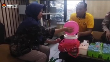 Kasusnya Ditangani, Nenek Korban Penipuan Bawakan Oblang ke Polsek Cileungsi