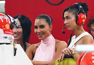 Foto: Gaya Kim Kardashian Tiba di F1 Singapura, Dukung Lewis Hamilton
