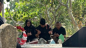 Kapolda Jatim Irjen Dekananto Ziarah ke Makam Orang Tua di Bojonegoro