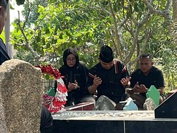 Kapolda Jatim Irjen Dekananto Ziarah ke Makam Orang Tua di Bojonegoro