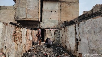 Cerita Lansia Dibopong Anak saat Kebakaran 83 Rumah di Kramat Senen