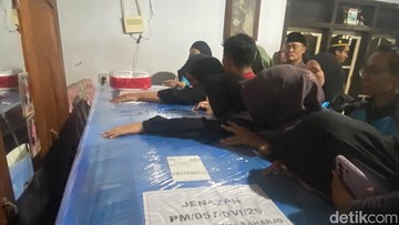 Isak Tangis Keluarga Sambut Jenazah Ponco Korban KM Virgo Asal Banyuwangi