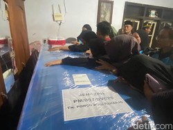 Isak Tangis Keluarga Sambut Jenazah Ponco Korban KM Virgo Asal Banyuwangi