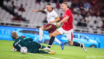Duel Legenda, Arsenal Kalahkan Manchester United 3-2