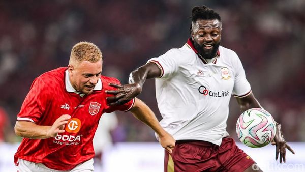 Sengit di SUGBK, Legenda Arsenal Menang 3-2 atas MU
