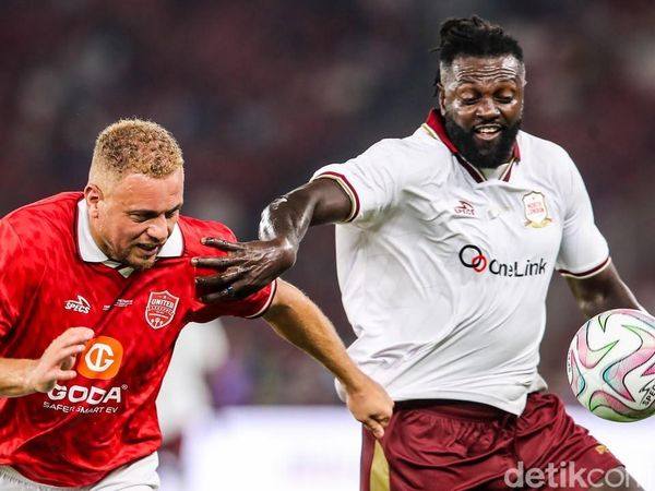 Sengit di SUGBK, Legenda Arsenal Menang 3-2 atas MU