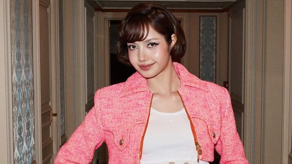 Gaya Barbie Hidup! Lisa BLACKPINK Memukau Serba Pink