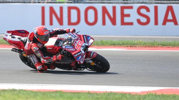 Pembalap Ducati Lenovo Team Marc Marquez memacu kecepatan sepeda motornya saat mengikuti Sprint Race MotoGP Indonesia 2026 di Sirkuit Internasional Pertamina Mandalika, Lombok Tengah, NTB, Sabtu (10/10/2026). Marc Marquez menjadi juara Sprint Race  kali ini dengan total waktu 19 menit 37,125 detik, sementara posisi kedua diraih Ai Ogura dari SuperFile Trackhouse MotoGP Team dan posisi ketiga diraih Fabio Di Giannantonio dari Pertamina Enduro VR46 Racing Team.  ANTARA FOTO/Fikri Yusuf/app/nz
