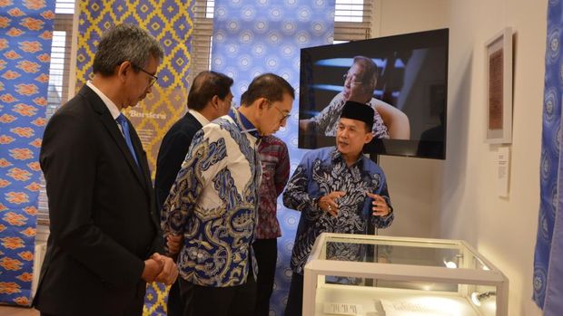 Menteri Kebudayaan Republik Indonesia, Fadli Zon Menteri Kebudayaan Republik Indonesia, Fadli Zon, menegaskan warisan intelektual, spiritual, dan perjuangan Syekh Yusuf Al-Makassari (1626–1699) merupakan salah satu bukti penting kontribusi Nusantara terhadap peradaban dunia. Hal ini disampaikan Fadli Zon dalam Peringatan 400 tahun kelahiran Syekh Yusuf Al-Makassari di pusat kebudayaan Indonesia (Indonesia House Amsterdam/IHA), Amsterdam, Belanda, Jumat (09/10).