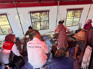 Pertamina Beri Bantuan 45 Alat Tenun & Pelatihan ke Perajin Desa Adat Sade