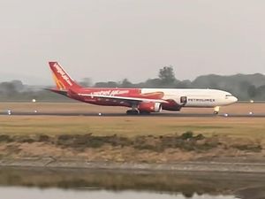 Pesawat Rute Australia-Vietnam Mendarat Darurat di Makassar