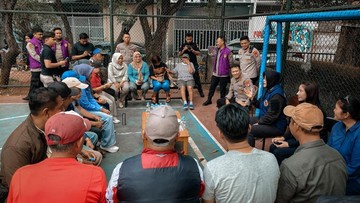 Polisi Trauma Healing Warga Usai Gerebek Kampung Narkoba di Jakbar