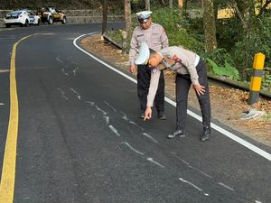 Jalur Nasional Jember-Banyuwangi di Gumitir Retak Sepanjang 40 Meter
