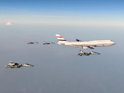 Pesawat Presiden Mesir Dikawal Sukhoi-Jet Tempur TNI AU saat Tiba di Jakarta