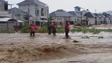 2 Kecamatan di Padang Banjir, BPBD Evakuasi Warga yang Terjebak
