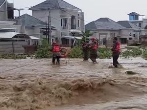 Banjir Terjang 2 Kecamatan di Padang, Sejumlah Warga Dievakuasi