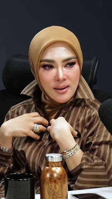 Syahrini Memukau di Podcast Raditya Dika dengan Busana Mewah Bernilai Rp 34 Miliar